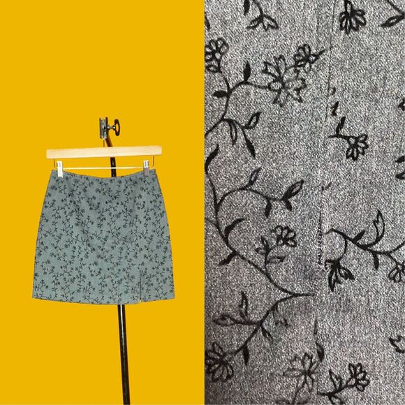 1990s-Y2K EXPRESS Gray Mini Skirt W/FLOCKED Velvet Flowers & Front Slit. XS-S - Picture 2 of 10
